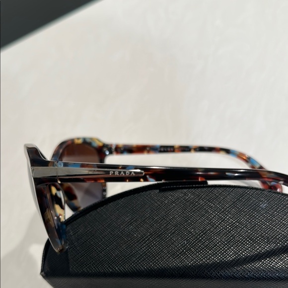 Authentic Prada Tortoise Shell Sunglasses. Pre-owned. - Picture 3 of 5